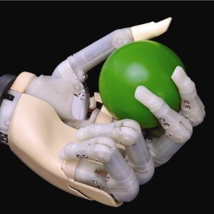 Chinese man builds himself bionic hands 
