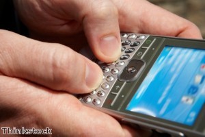 Men 'struggle with text messages' when dating